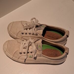 Cariuma White Sneakers 7.5